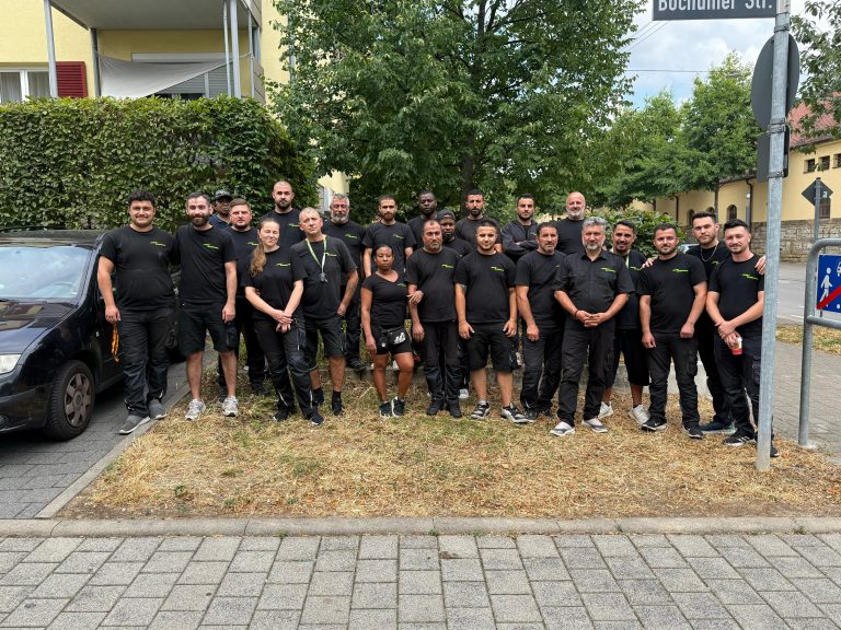 Gruppe von Menschen in schwarzen T-Shirts.