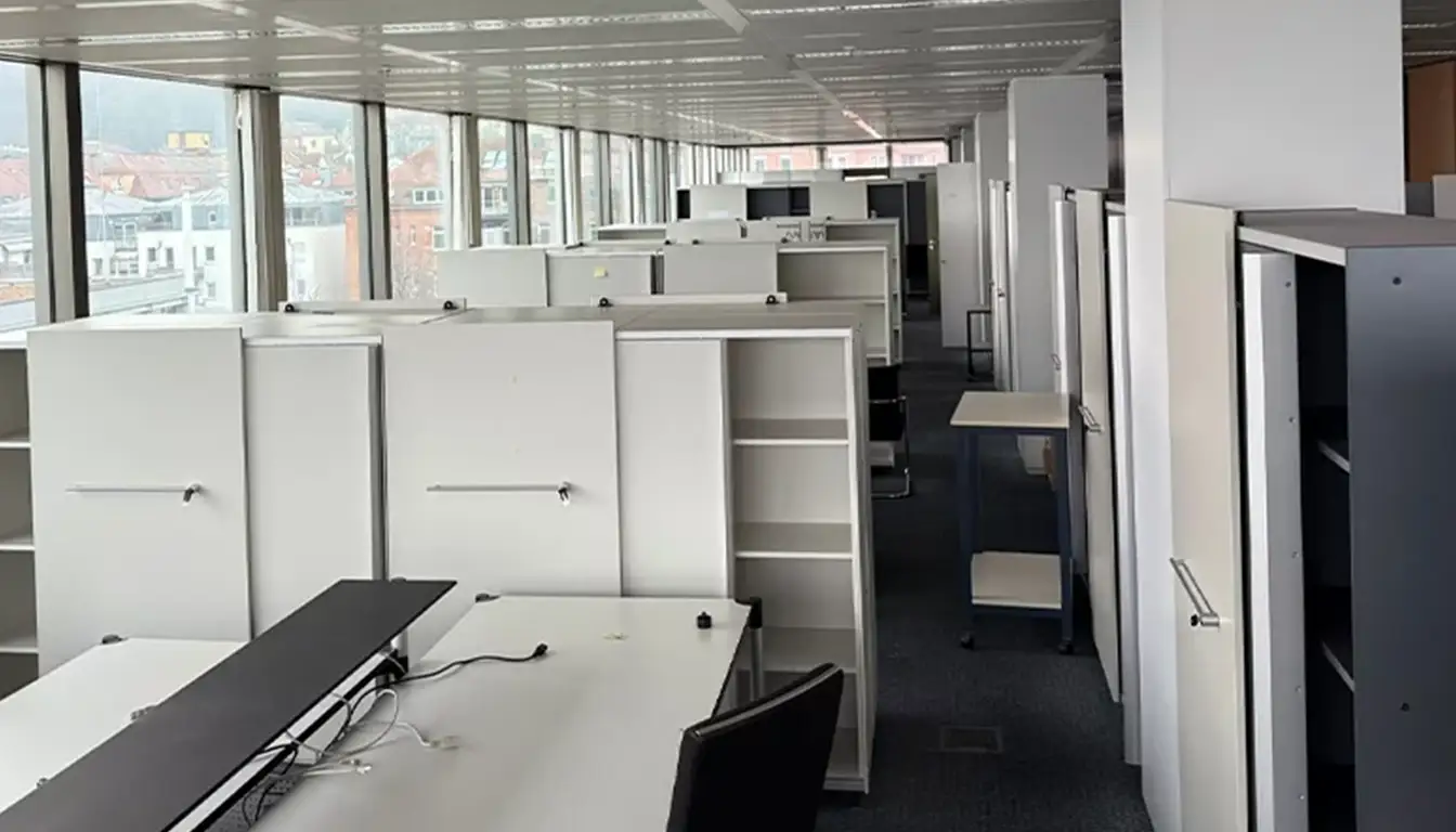 Büroauflösung in Stuttgart – große Büroetage mit alten Büromöbeln vor der Räumung durch Schnell Dienstleistungen