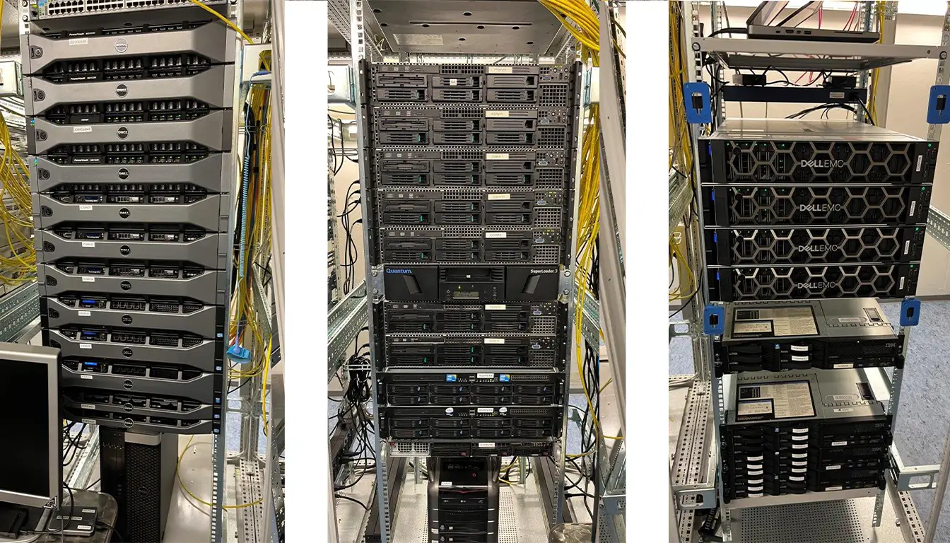IT- und Elektroschrott-Entsorgung in Stuttgart – mehrere Serverschränke vor der fachgerechten Demontage durch Schnell Dienstleistungen