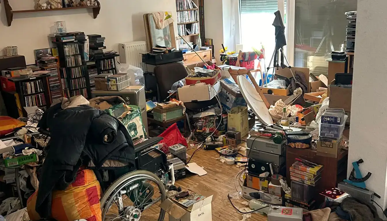 Mitarbeiter entrümpeln eine Messie-Wohnung in Stuttgart schnell und zuverlässig