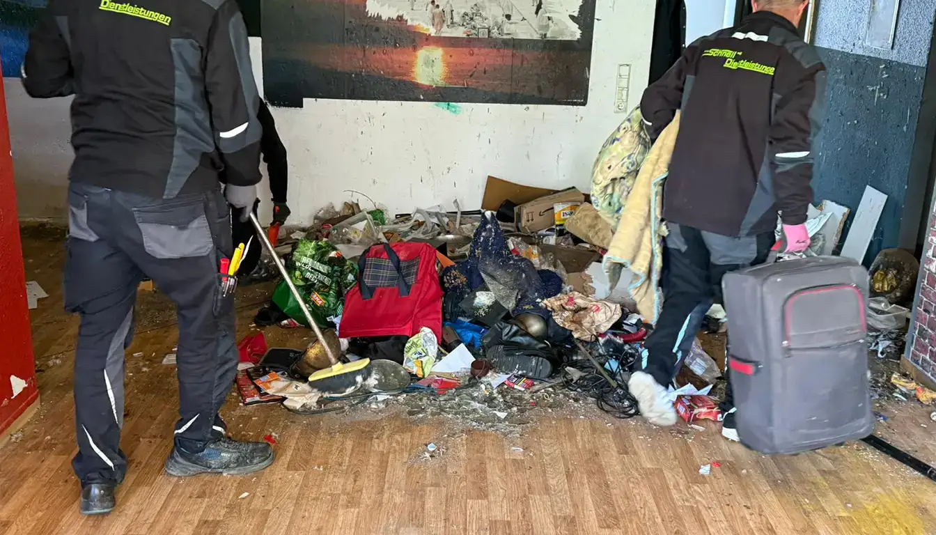 Messie-Wohnung Stuttgart besenrein entrümpeln – vorher der total verwahrloste Raum